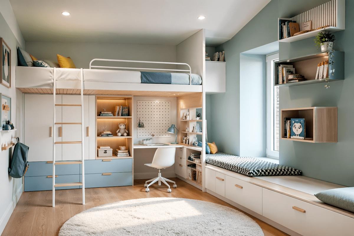 Modernes Kinderzimmer mit Hochbett, integriertem Stauraum unter dem Bett, Schreibtisch und wandmontierten Regalen in hellem, minimalistischem Design